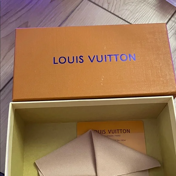 Louis Vuitton Purple Tinted Sunglasses - Picture 5 of 11
